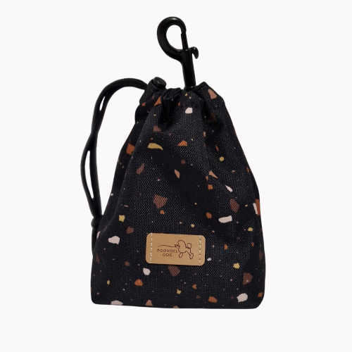 saszetka na smaczki dogstriko black poondel dog.png