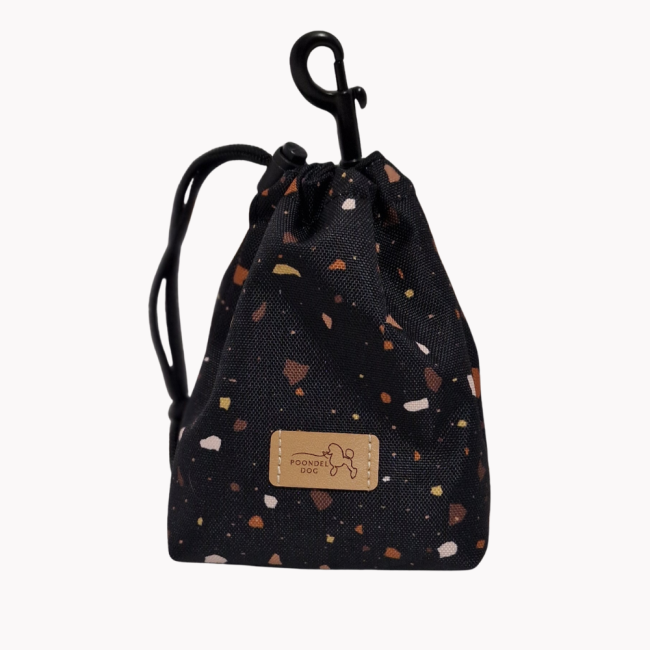 saszetka na smaczki dogstriko black poondel dog.png